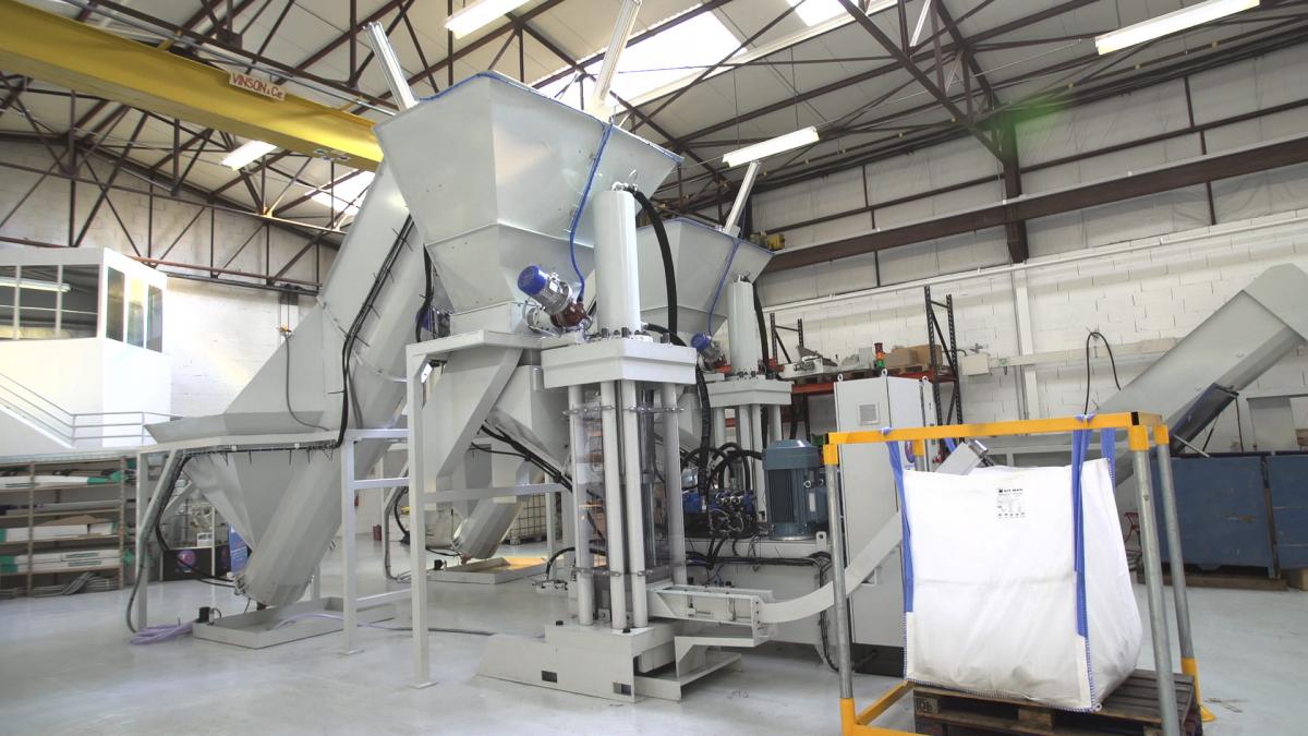 Aluminium chip processing line with shredding and compacting units
