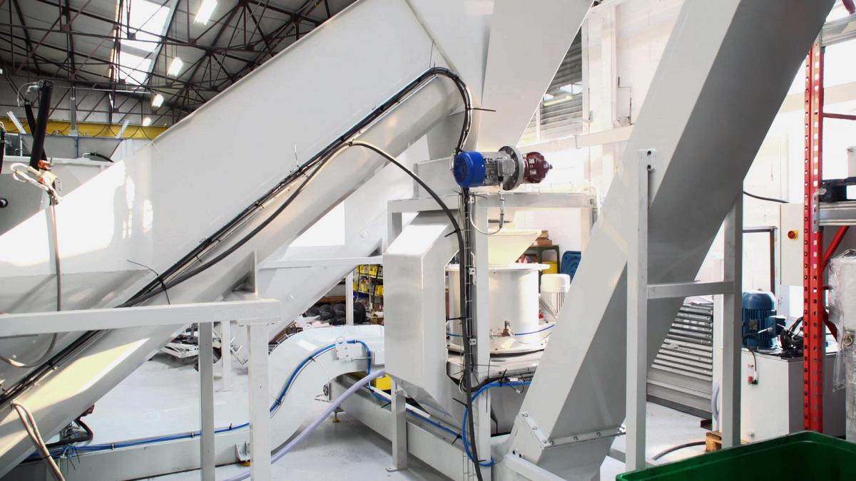 Shredding and centrifugation steel chip processing line