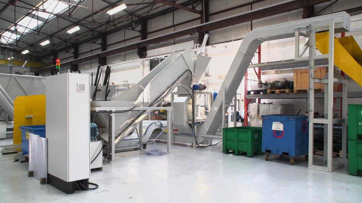 Shredding and centrifugation steel chip processing line